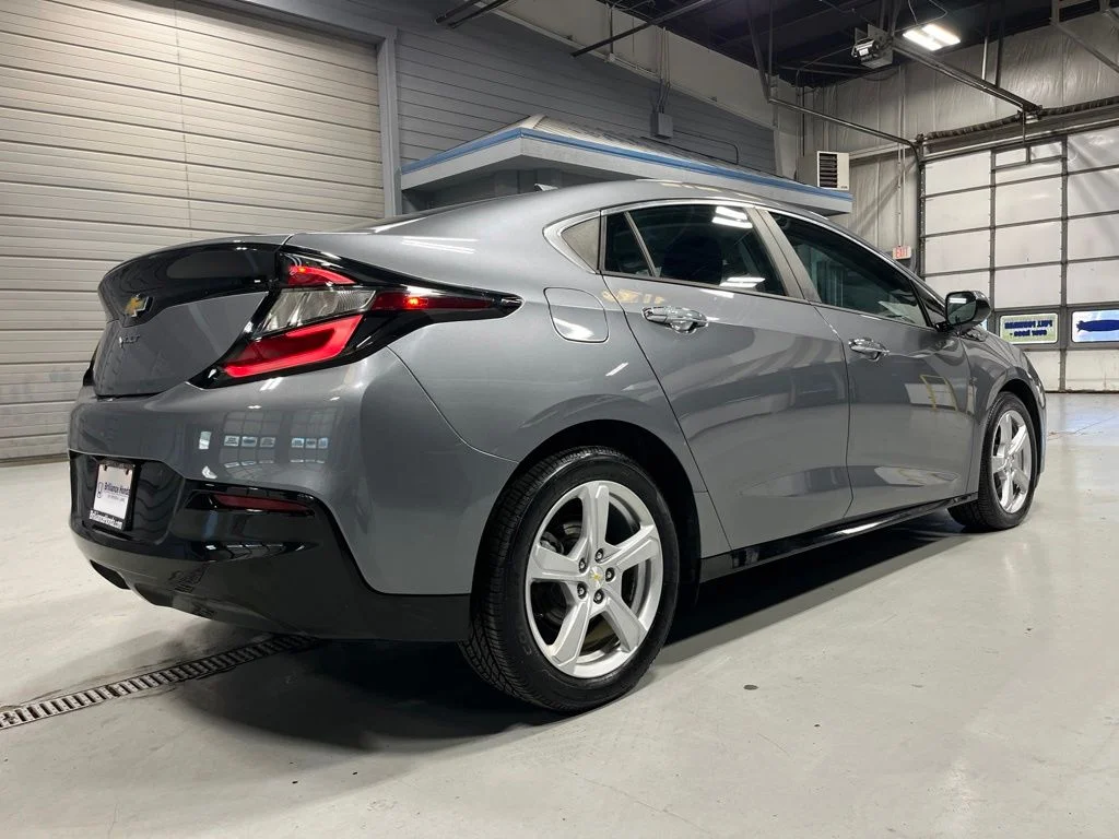 Used 2018 Steel Metallic Chevrolet LT image 7