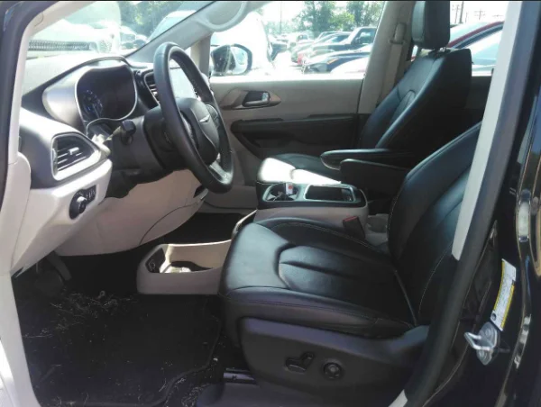 Used 2024 Black Chrysler Touring L image 7