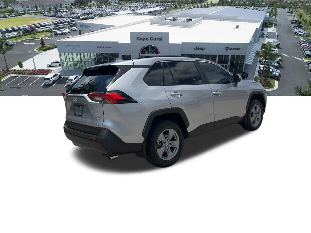 Used 2025  Toyota XLE image 16