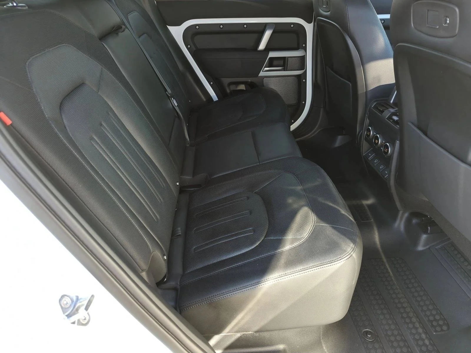 Used 2022 Yulong White Metallic Land Rover X-Dynamic SE image 20