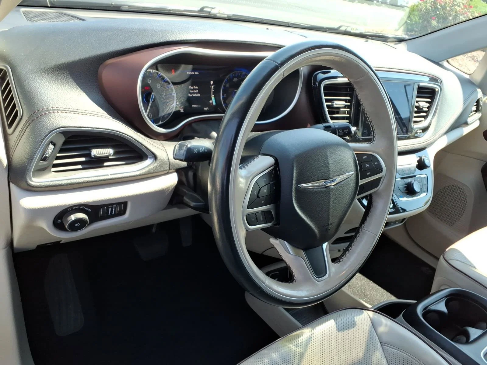 Used 2019 Billet Silver Metallic Clearcoat Chrysler Limited image 10