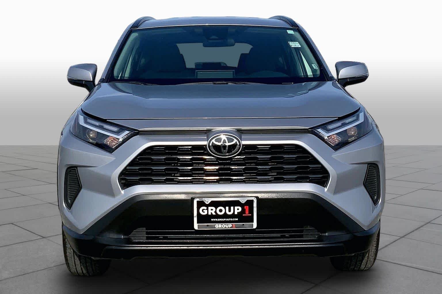 Used 2025 Silver Sky Metallic Toyota XLE image 4