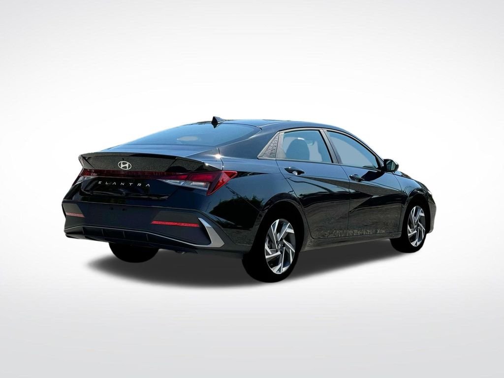 Used 2025 Black Hyundai SEL Sport image 8