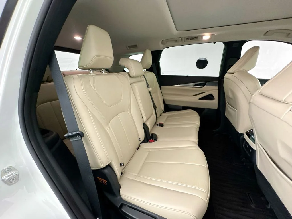 Used 2022 White INFINITI LUXE image 26