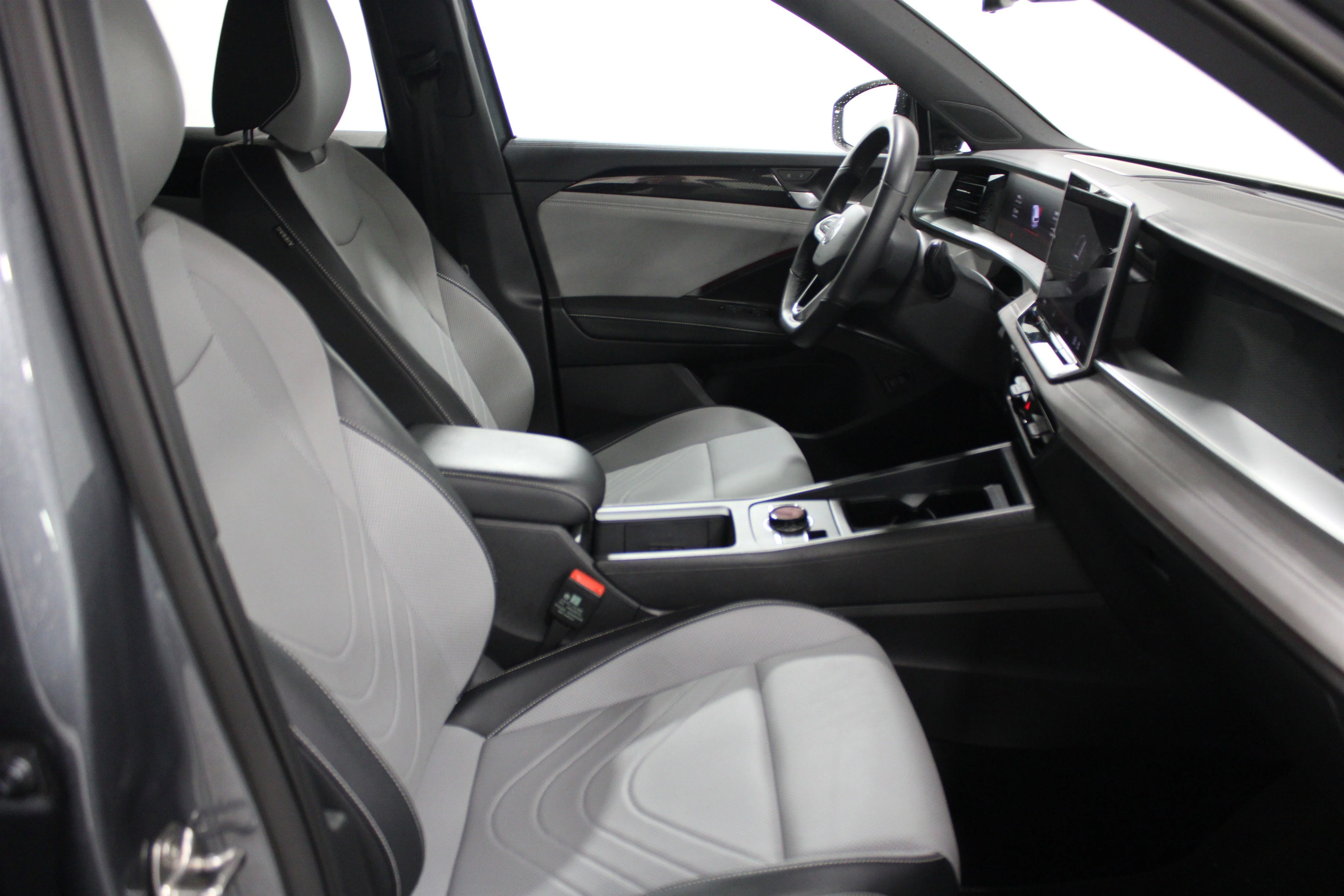 Used 2025 Platinum Gray Metallic Volkswagen SE R-Line Black image 23