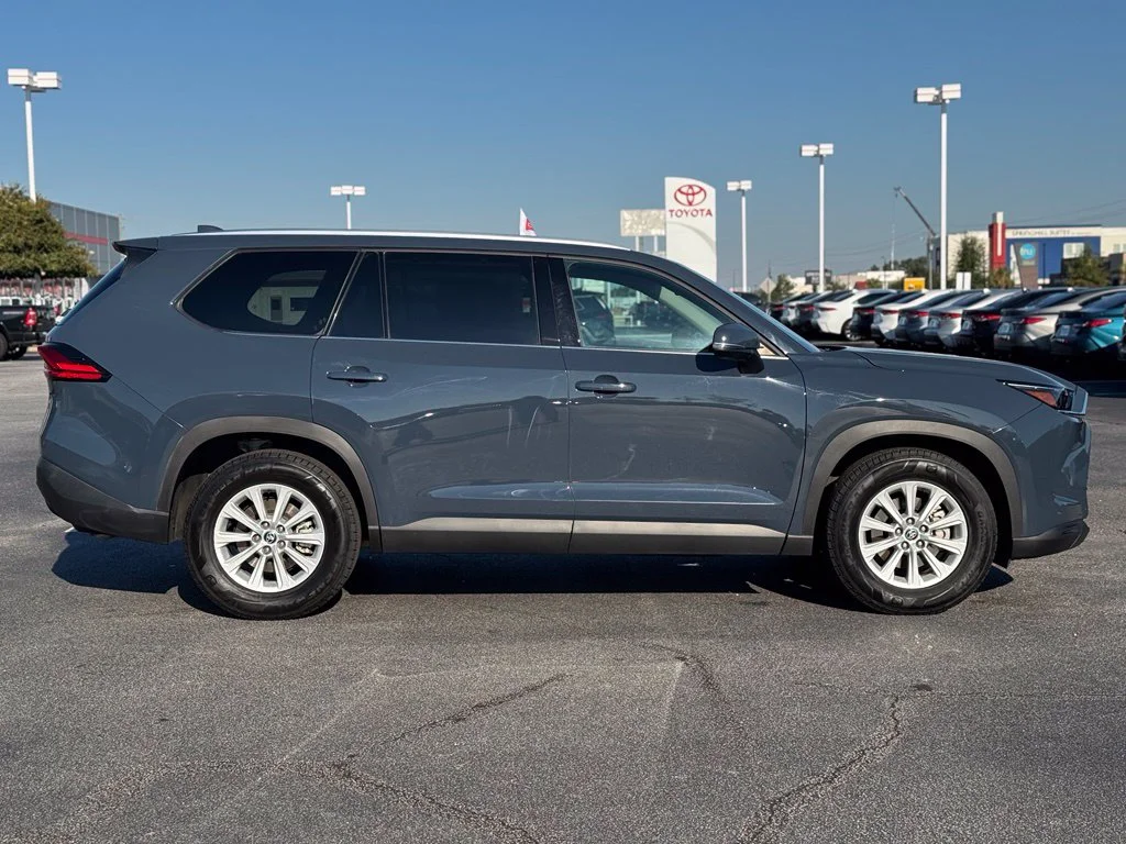 Used 2024 White Toyota XLE image 7