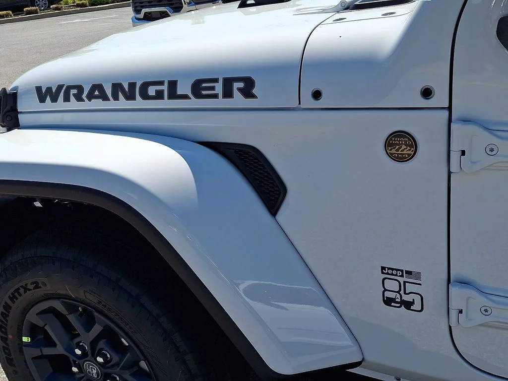 New 2026 Bright White Clear-Coat Exterior Paint Jeep  image 15