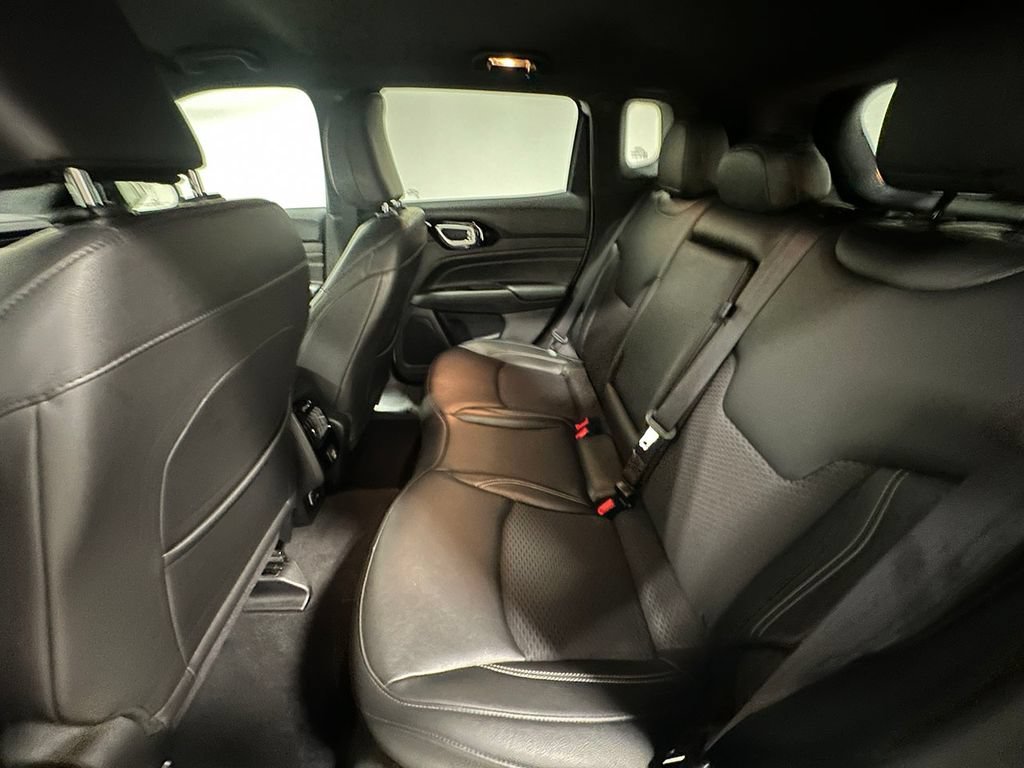 Used 2023  Jeep Altitude image 17