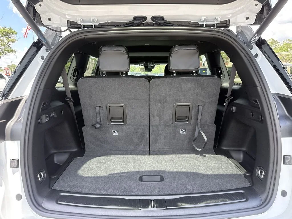 New 2026 Bright White Clear-Coat Exterior Paint Jeep Laredo image 34
