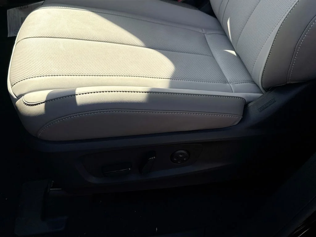 Used 2027 Black INFINITI LUXE image 21