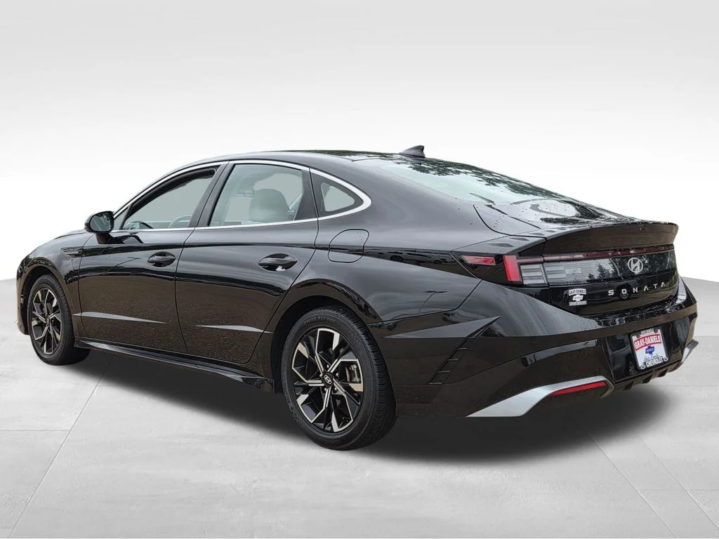 Used 2024 Black Hyundai SEL image 8