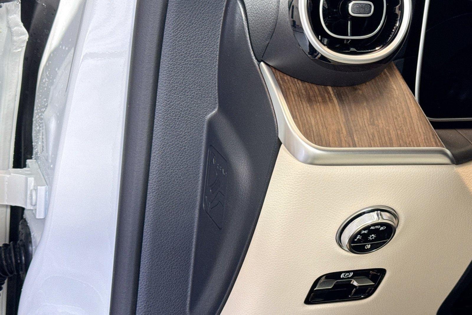 New 2026 Polar White Mercedes-Benz GLC 300 image 10