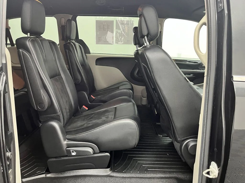 Used 2019 Black Dodge SXT image 34