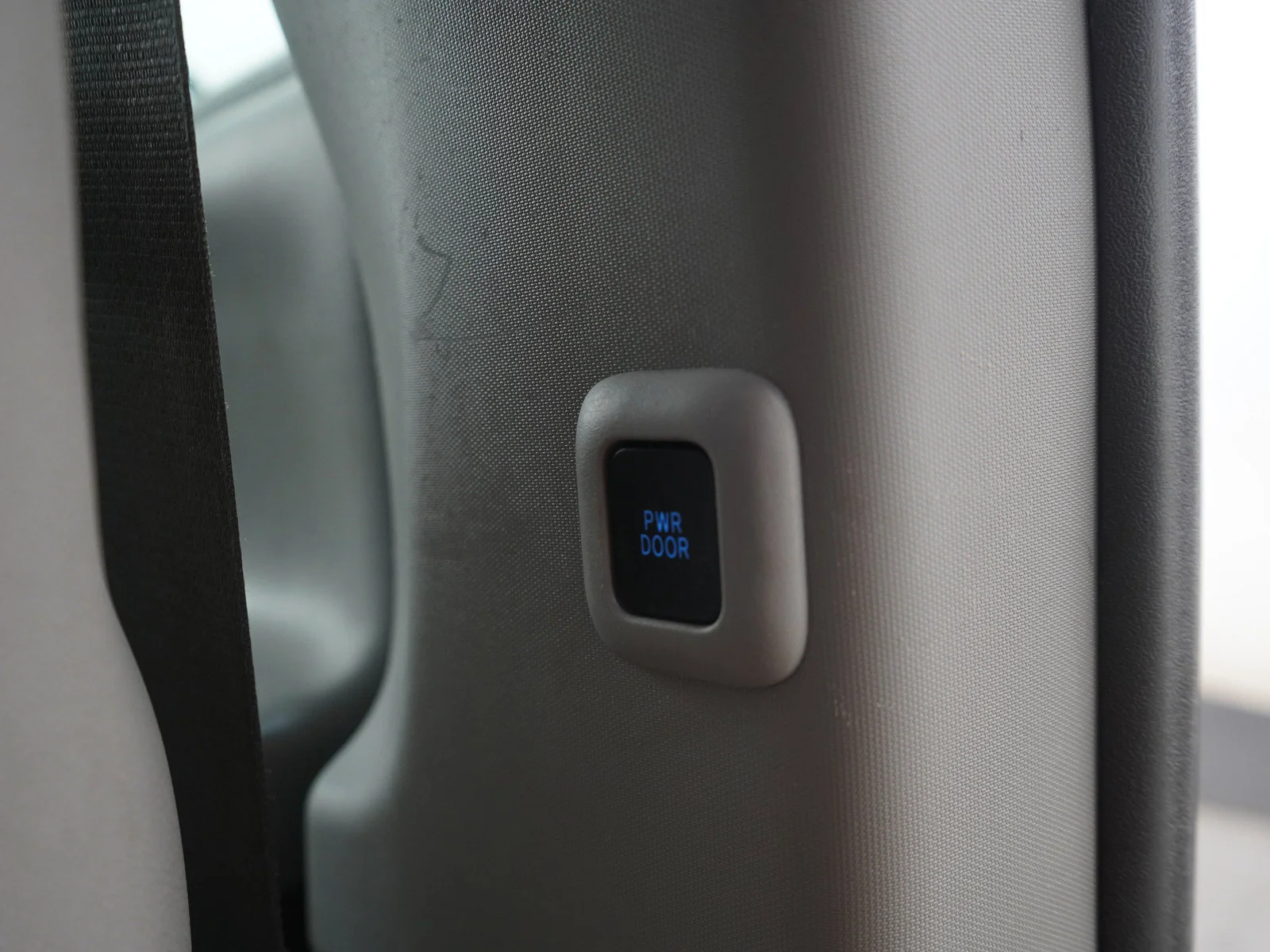 Used 2017 White Toyota XLE image 18