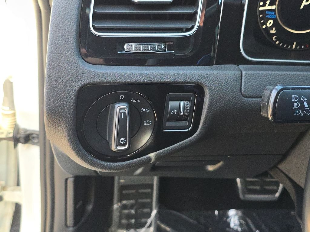 Used 2019 White Volkswagen DCC & Navigation 4Motion image 32