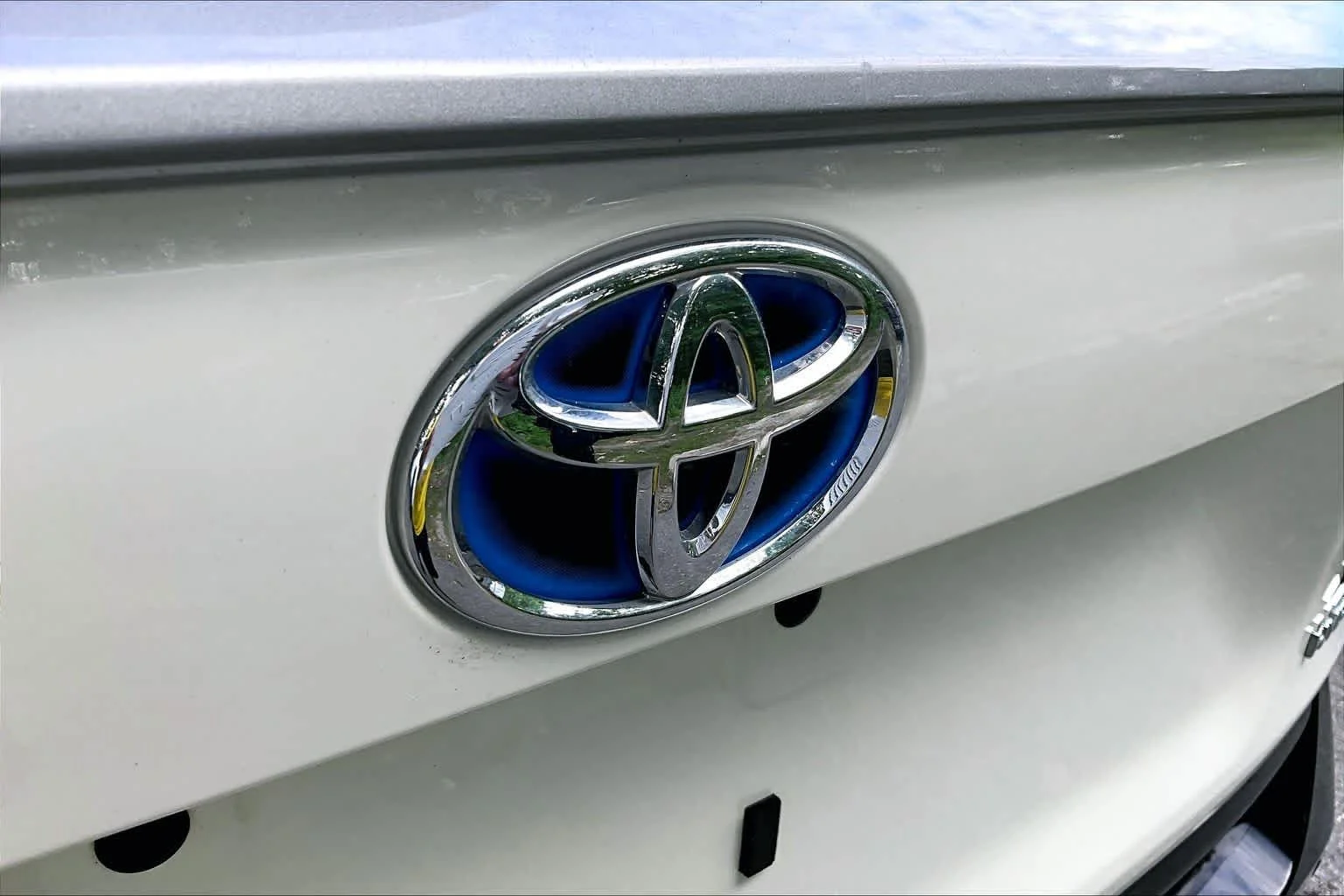 Certified Used 2022 Blizzard Pearl/Midnight Black Metallic Toyota Hybrid XSE image 30