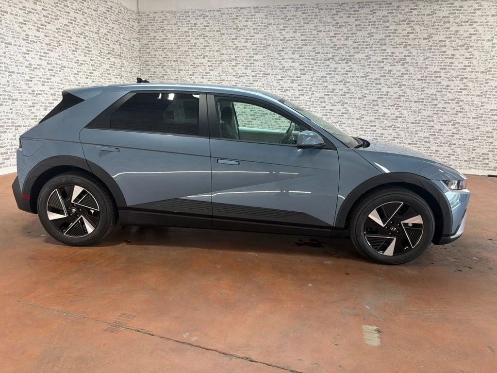 New 2027 Lucid Blue Hyundai SE image 8