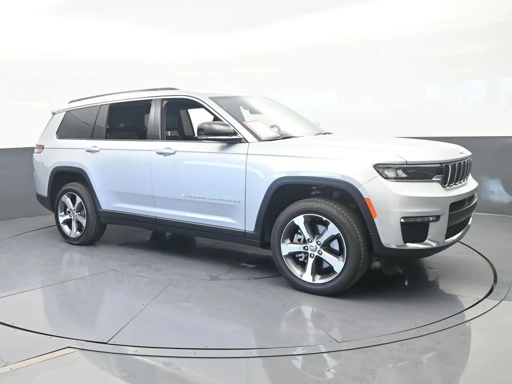 Used 2025 Silver Jeep Limited image 8