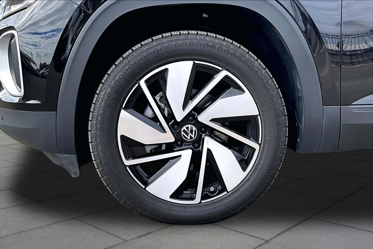 Used 2025  Volkswagen 2.0T SE w/Technology image 10