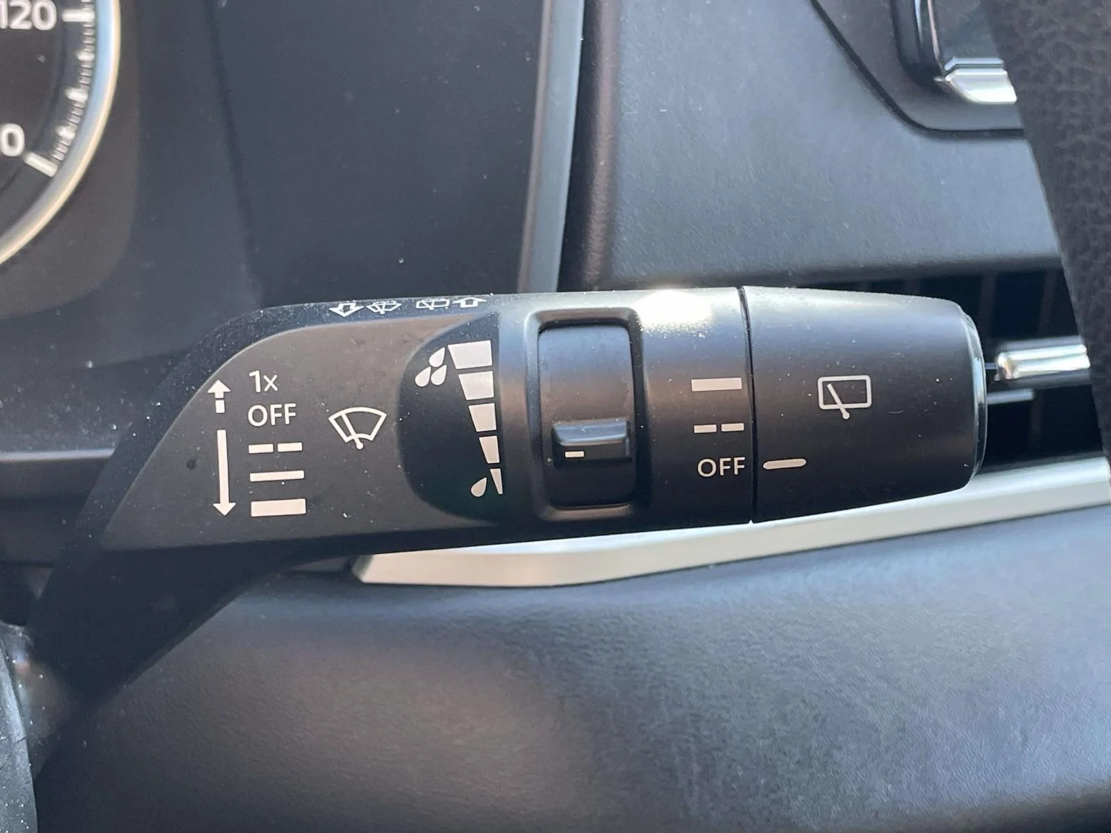 Used 2022 Red Diamond Mitsubishi ES image 12