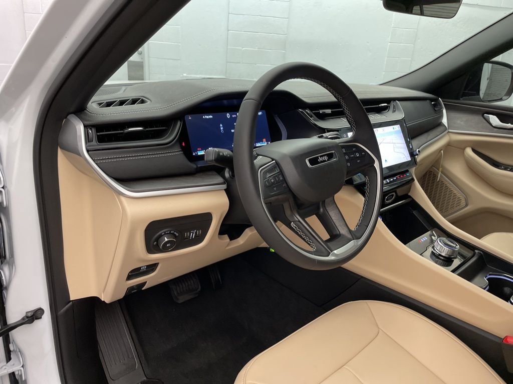 New 2026 Bright White Clear-Coat Exterior Paint Jeep Limited image 14