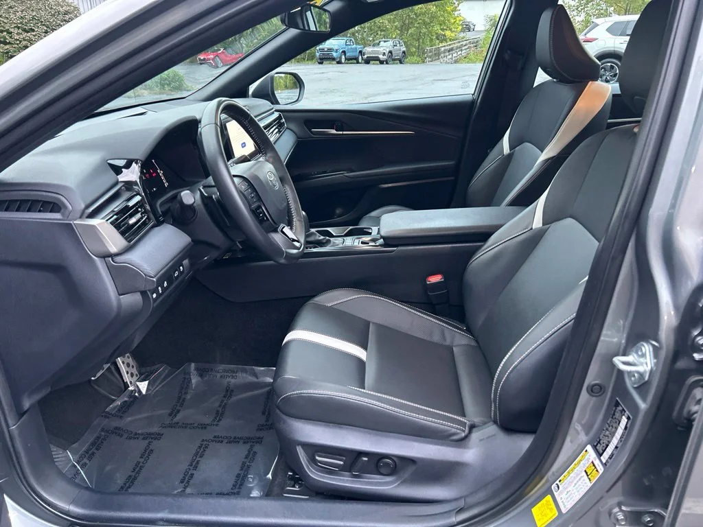 Certified Used 2025  Toyota SE image 9