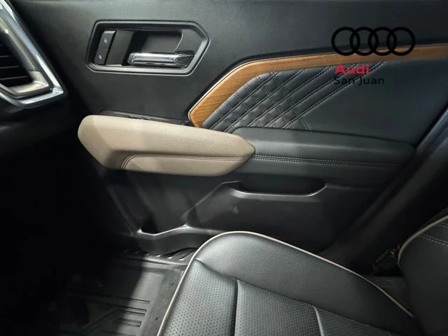 Used 2023 Silver GMC Denali image 32