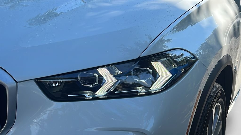 Certified Used 2026 Mineral White Metallic BMW xDrive40i image 25