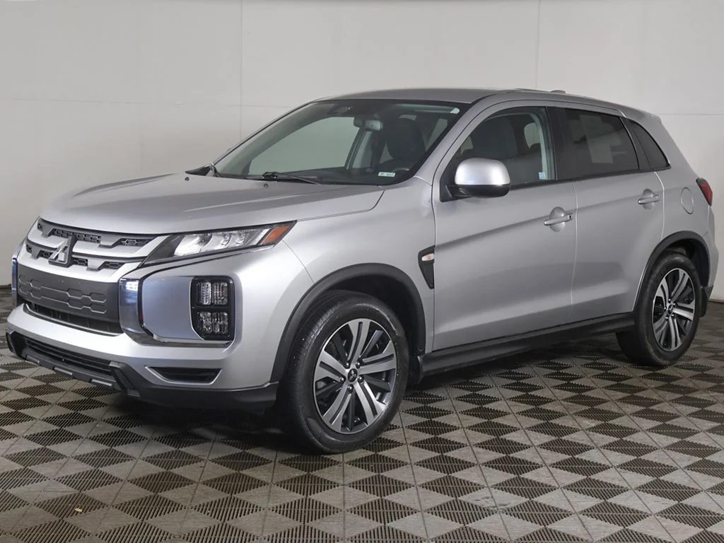 Used 2023 Silver Mitsubishi 2.0 ES image 3