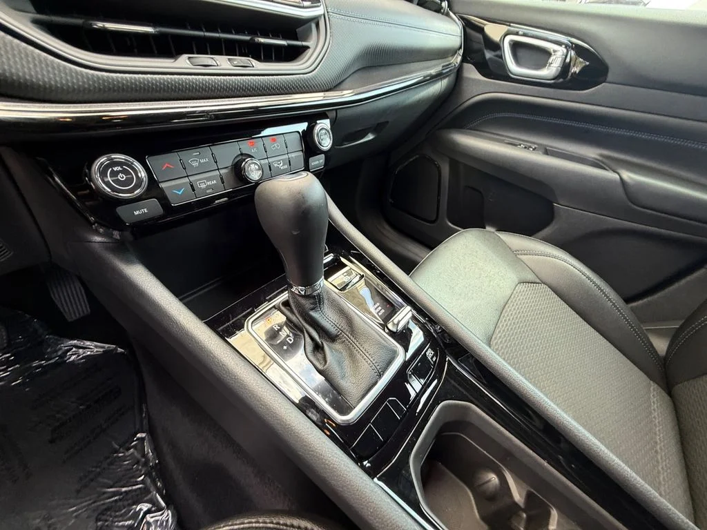Used 2026 Black Jeep Latitude image 22