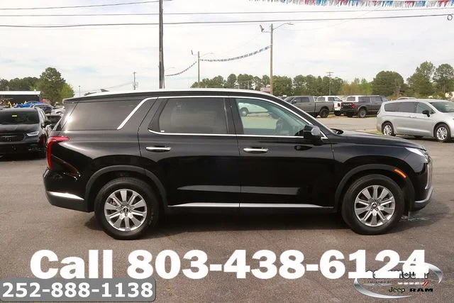 Used 2025 Black Hyundai SEL image 4