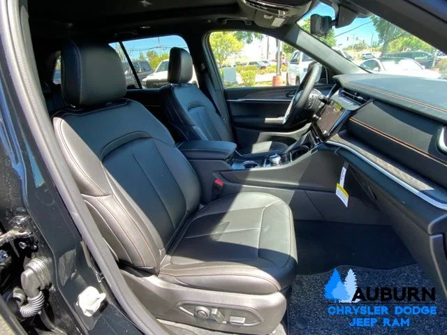 New 2026 Diamond Black Crystal Pearl-Coat Exterior Paint Jeep  image 13