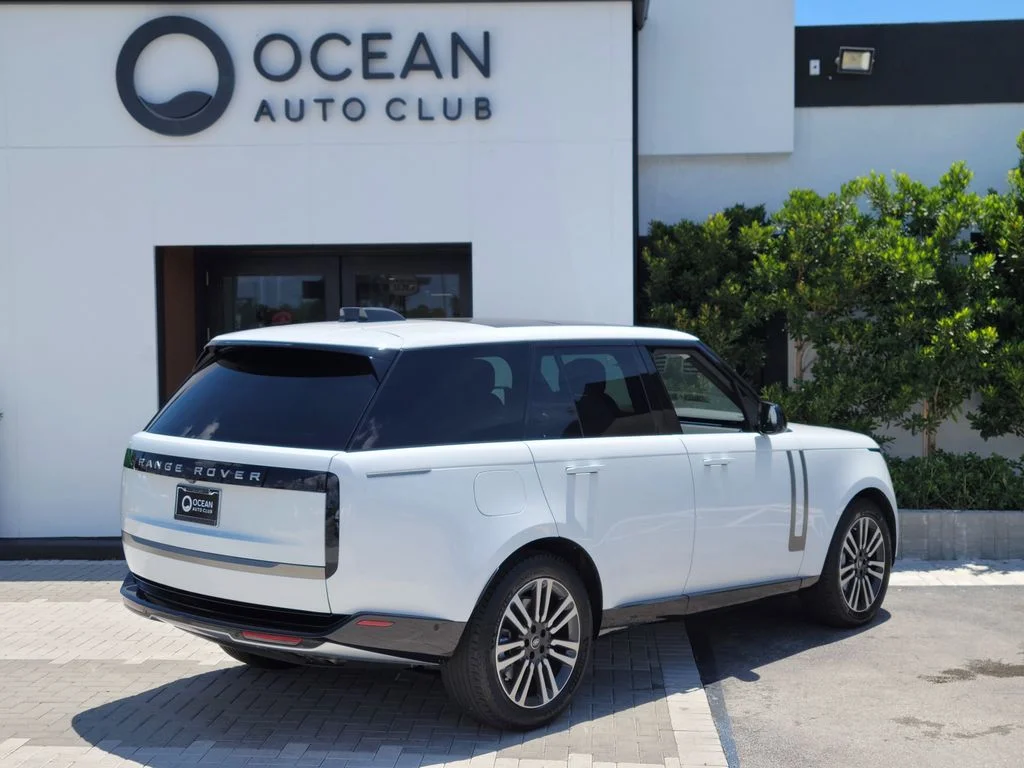 Used 2024 White Land Rover SE image 3