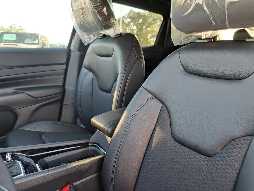 New 2026 Diamond Black Crystal Pearl-Coat Exterior Paint Jeep Latitude image 23