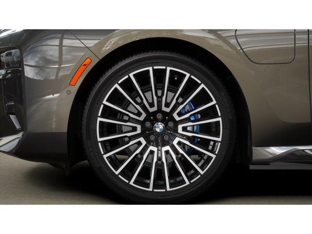 New 2026 Dravit Grey Metallic BMW 750e xDrive image 7