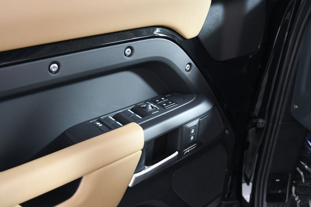 New 2026 Santorini Blk Land Rover S image 15