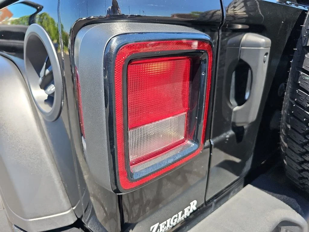 Used 2022 Black Jeep Unlimited Sport Altitude image 33