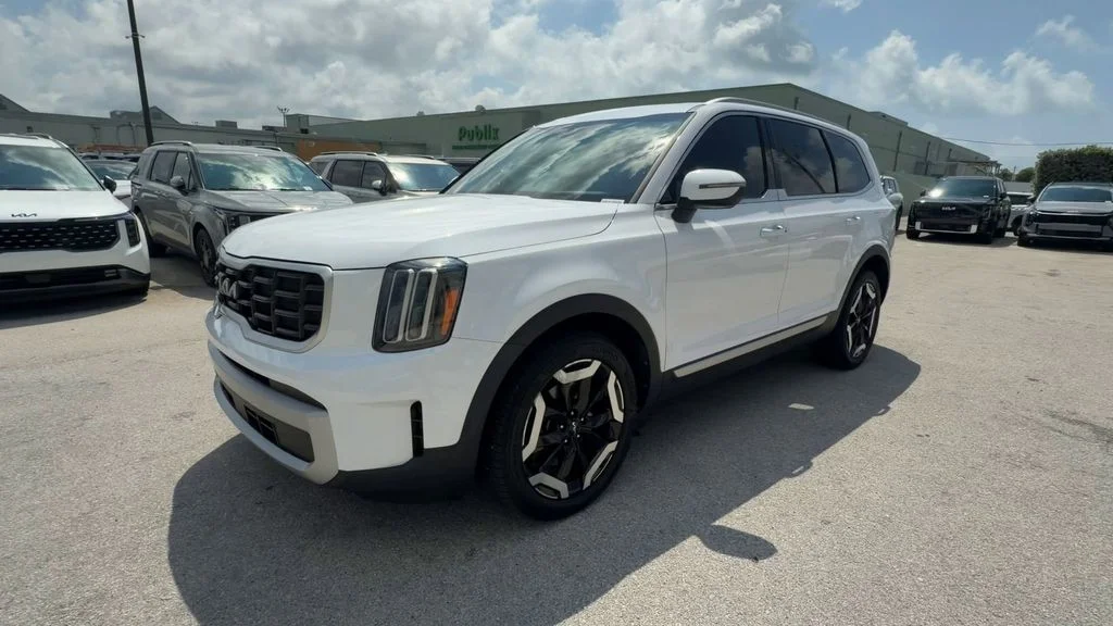 Used 2024 White Kia S image 4
