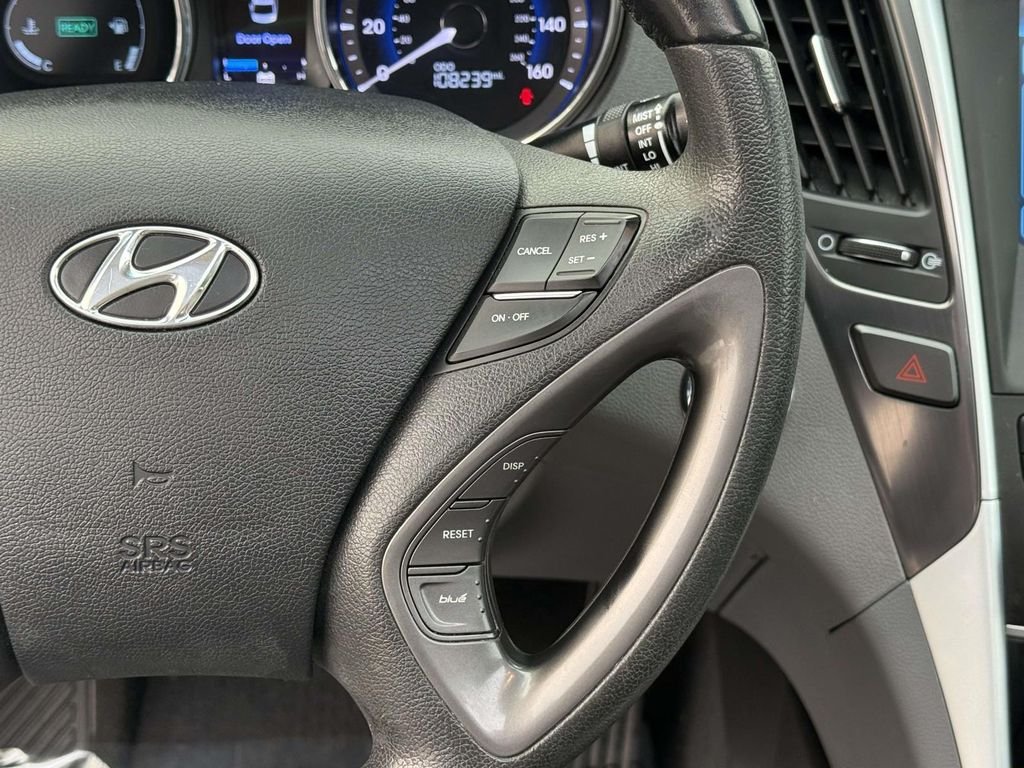 Used 2012 Silver Frost Metallic Hyundai Base image 24