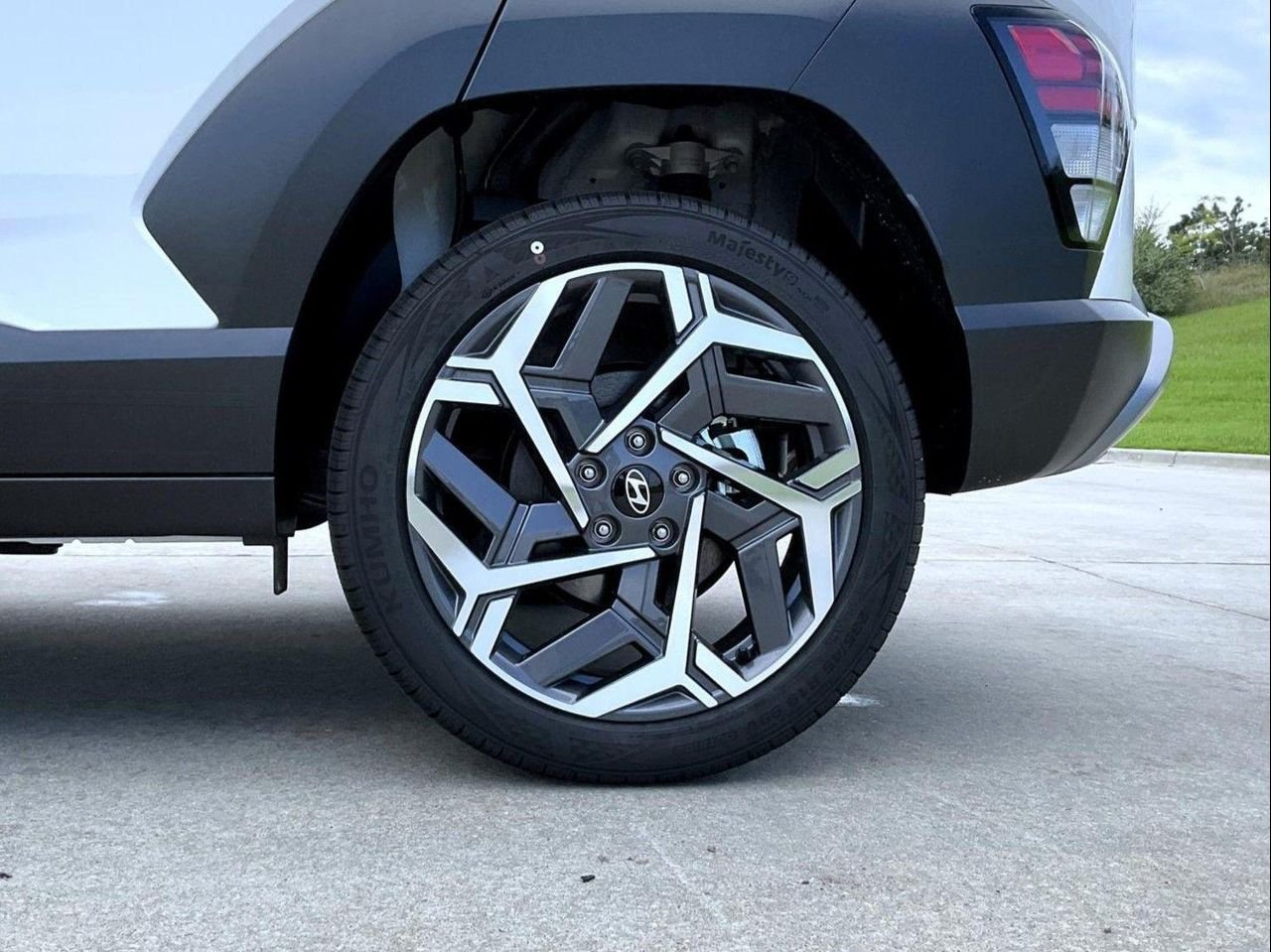 New 2026 White Hyundai SEL Premium image 23