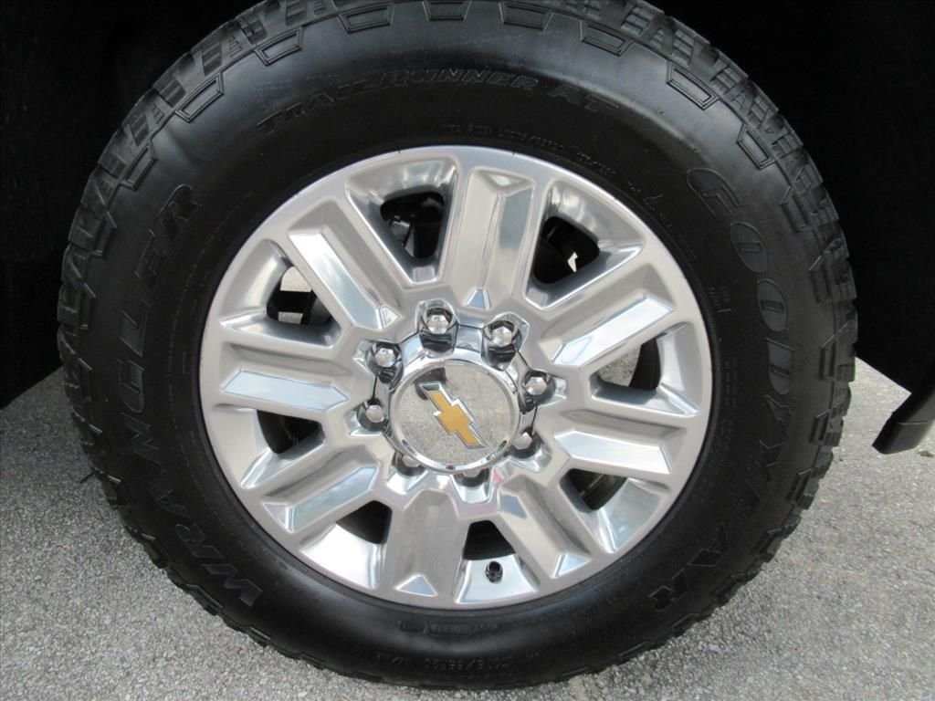 Used 2024 Black Chevrolet High Country image 5
