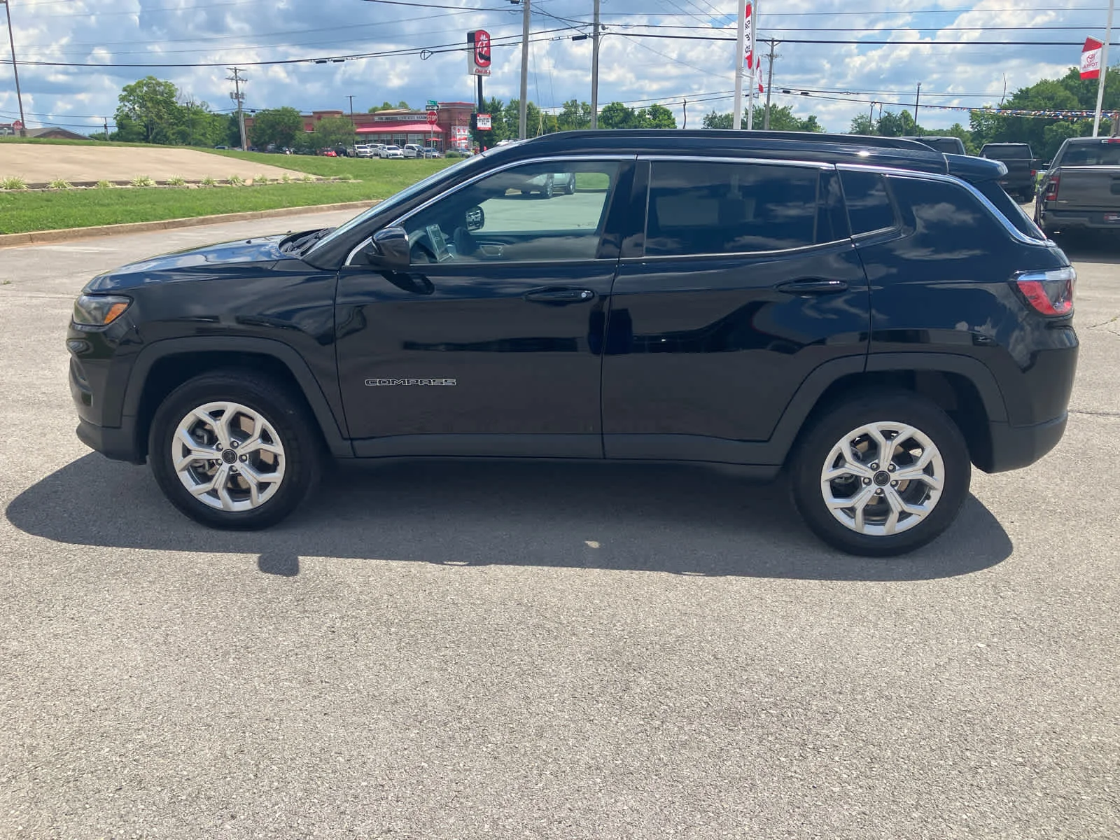 Used 2025 Diamond Black Crystal Pearlcoat Jeep Latitude image 4