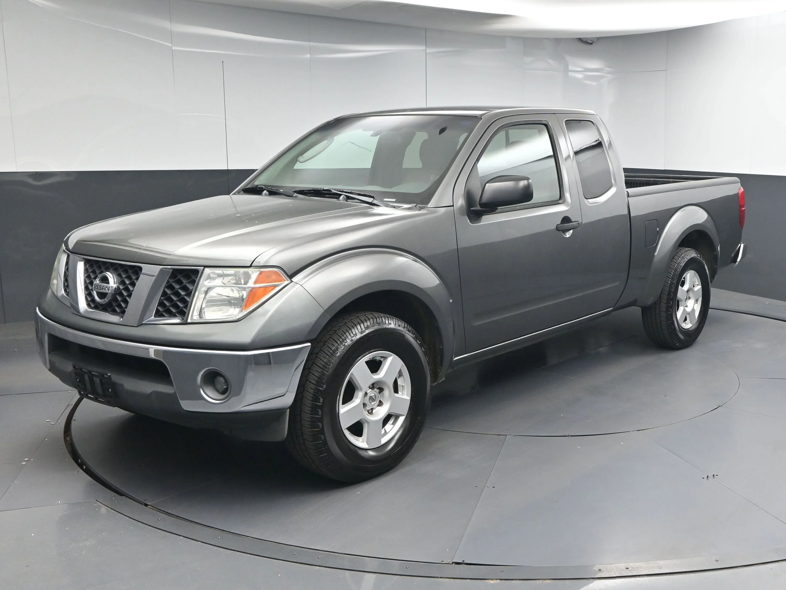 Used 2007 Storm Gray Nissan SE image 3