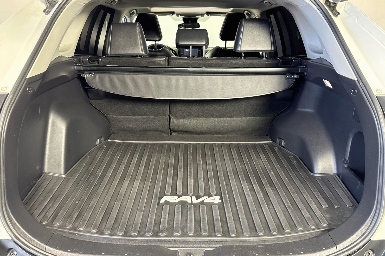 Used 2022 Blizzard Pearl Toyota XLE Premium image 24