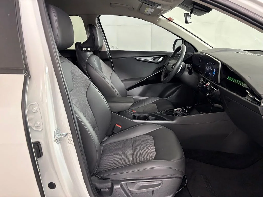 Used 2023 Snow White Pearl Kia Wind image 43