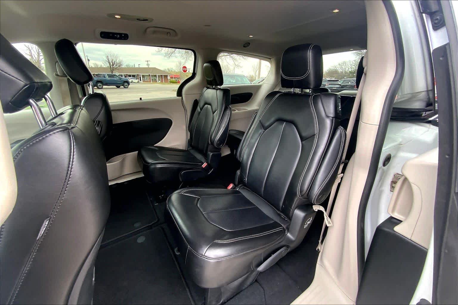 Used 2023 Bright White Clearcoat Chrysler Touring L image 32