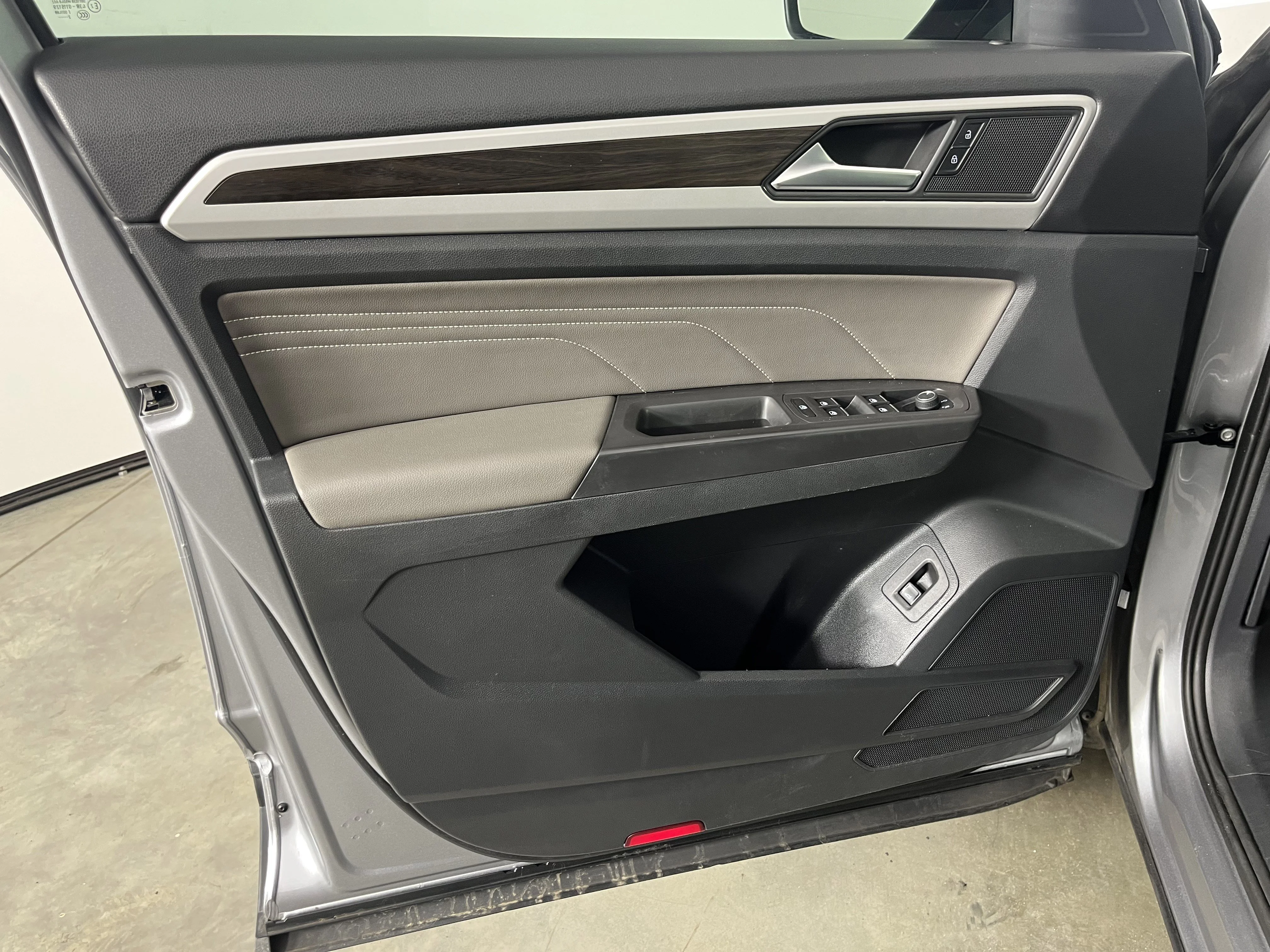 2023 Volkswagen Atlas SE w/Tech - Photo 17