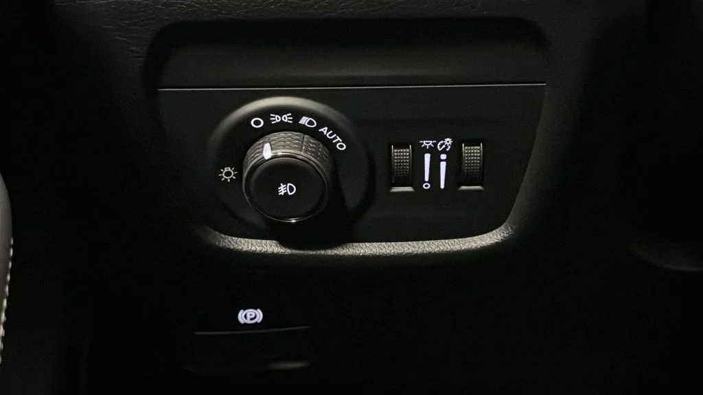 New 2026 Diamond Black Crystal Pearlcoat Jeep Limited Reserve image 29