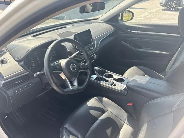 Used 2022 White Nissan 2.5 SL image 12