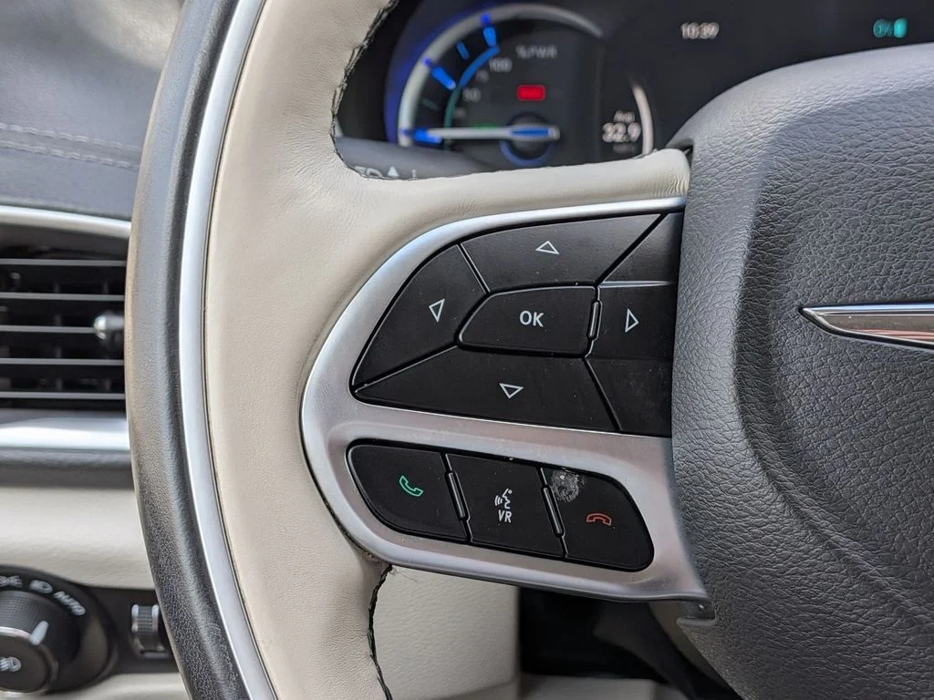 Used 2018 Red Chrysler Limited image 15